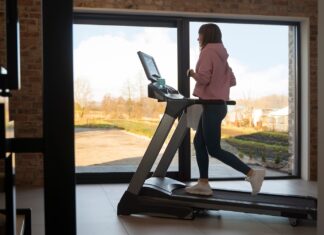 Czy warto kupić bieżnie sportowe do małego mieszkania